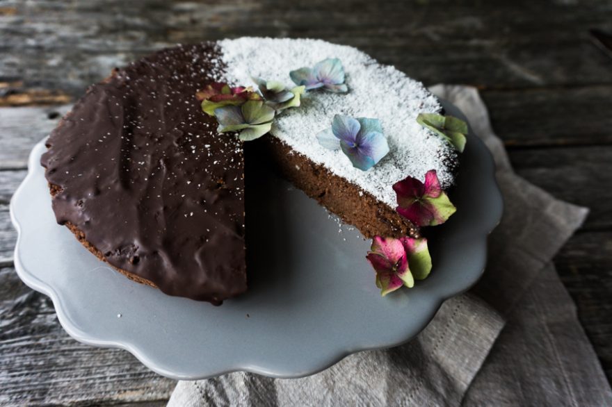 Zucchini-Schokoladenkuchen mit Kokos, supersaftig und low carb!