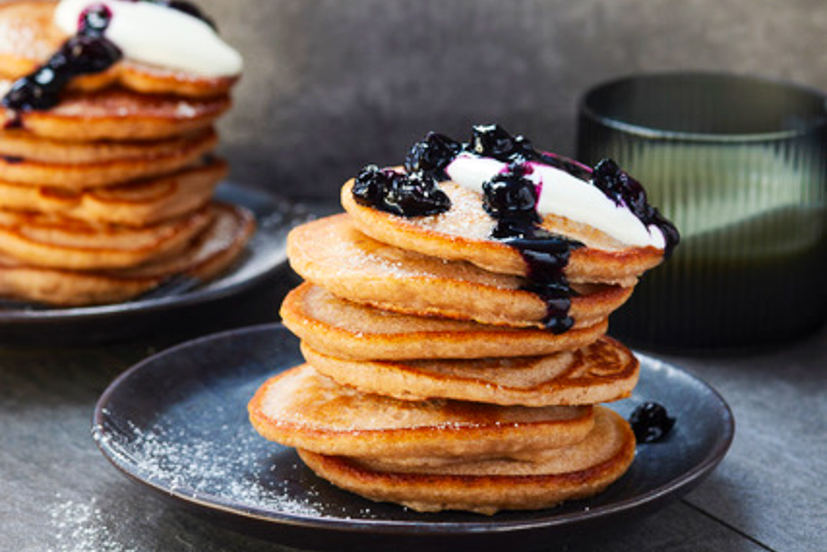 Buchweizenpfannkuchen mit Sauerrahm und Heidelbeersoße (Lívance ...